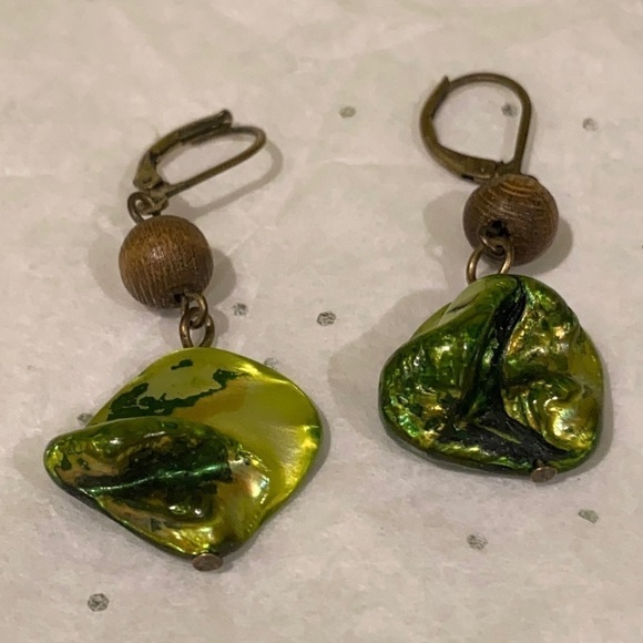 🦄 Asymmetrical Green Dangling Earrings - Picture 4 of 9